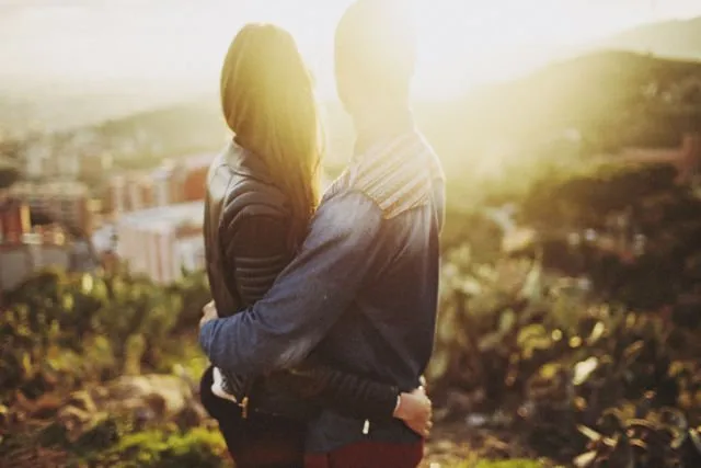 10 Pertanyaan yang Pasti Kamu Dengar. Saat Bertahan dengan Dia yang Jauh dari Kata Romantis 14
