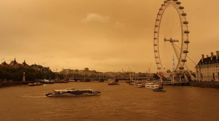 Bikin Panik, Langit Kota London Tiba-tiba Berubah Jadi Oranye 17