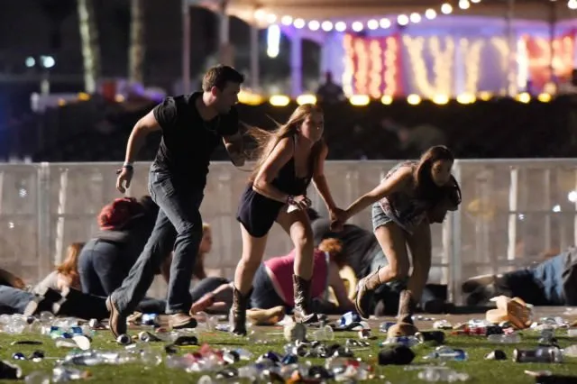 Awalnya Dikira Kembang Api, Ini Potret Kengerian Penembakan Membabi Buta di Las Vegas 16