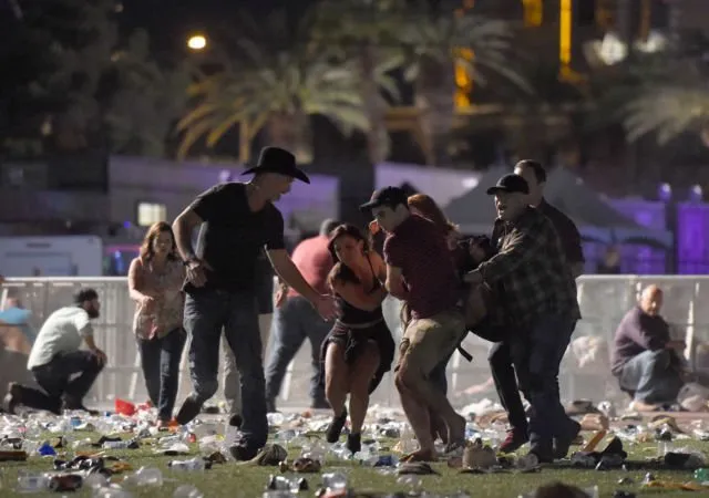Awalnya Dikira Kembang Api, Ini Potret Kengerian Penembakan Membabi Buta di Las Vegas 18