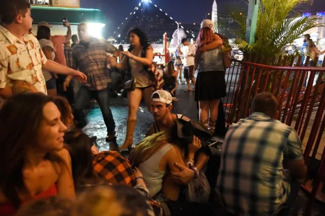 Awalnya Dikira Kembang Api, Ini Potret Kengerian Penembakan Membabi Buta di Las Vegas 13