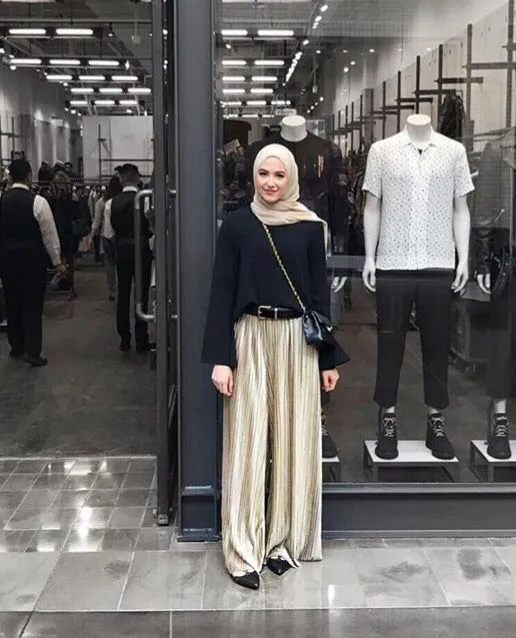 10 Padu-padan Celana Longgar Buat yang Berhijab. Sisihkan Dulu Baju Ketat-ketat 15