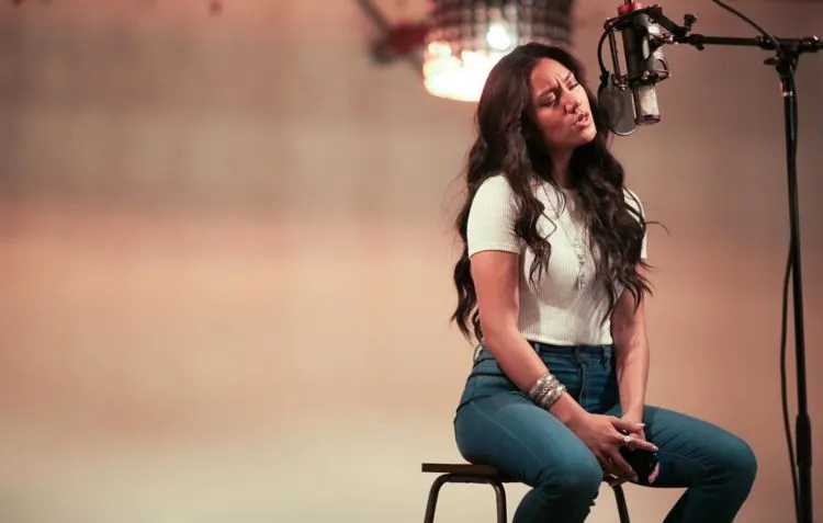 Maharasyi Hansa, Suara Emasnya Getarkan Panggung The Voice America! 13