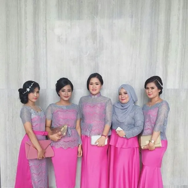 13 Inspirasi Seragaman Keluarga untuk Pernikahan dari Bahan Brokat 26