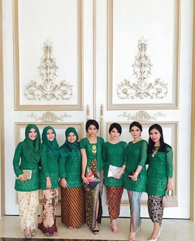 13 Inspirasi Seragaman Keluarga untuk Pernikahan dari Bahan Brokat 20
