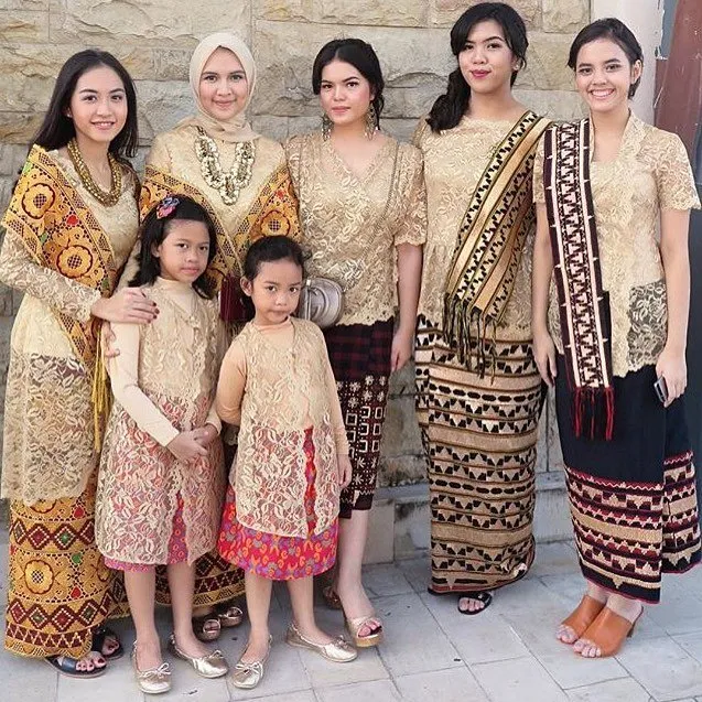 13 Inspirasi Seragaman Keluarga untuk Pernikahan dari Bahan Brokat 19