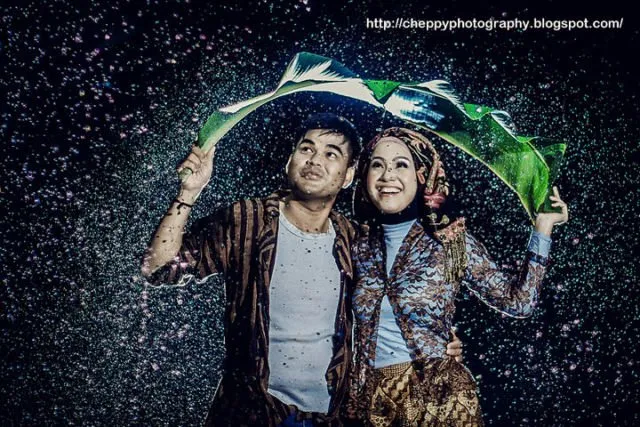 18 Inspirasi Foto Prewedding Romatis Saat Hujan. Basah? Bukan Masalah! 30