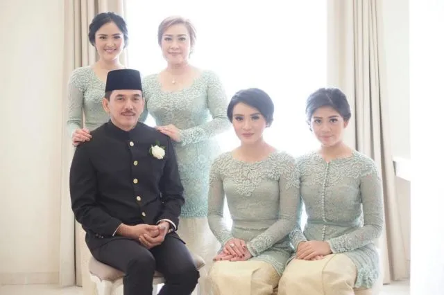 13 Inspirasi Seragaman Keluarga untuk Pernikahan dari Bahan Brokat 18