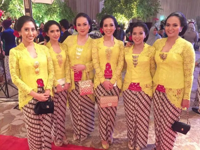 13 Inspirasi Seragaman Keluarga untuk Pernikahan dari Bahan Brokat 17