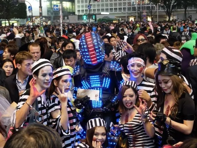 Bukannya Amrik atau Negara Barat Lain, Halloween Justru Dirayakan Paling Meriah di Negara Timur Ini 23