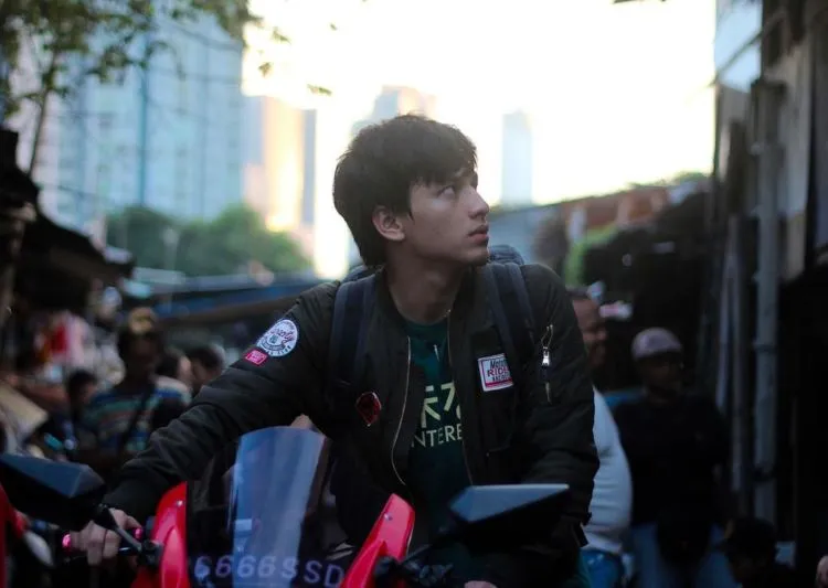 Musim Hujan Bukan Masalah, 10 Gaya Jaket Ini Justru Buat Kamu Kekinian dan Tetap Gaya! 16