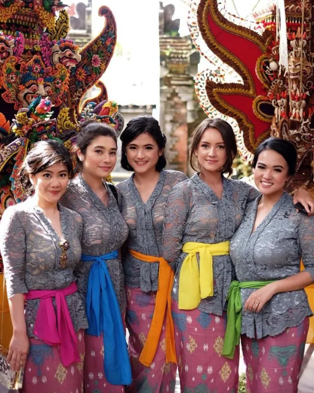 13 Inspirasi Seragaman Keluarga untuk Pernikahan dari Bahan Brokat 16
