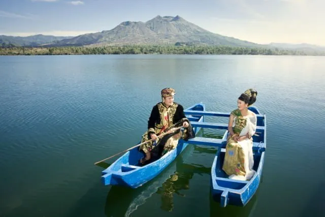 10 Ide Pre-Wedding Cantik di Atas Perahu. Ayo Arungi Bahtera Bersamamu, Mz! 19