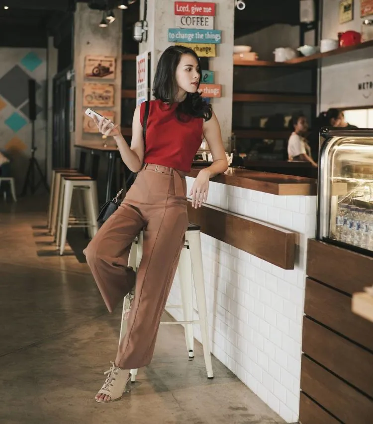 10 Gaya Celana Bahan Ini Bisa Jadi Inspirasimu untuk ke Kantor 15