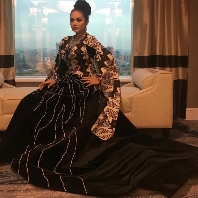 11 Artis yang Ikut Merayakan Hari Batik Nasional, Siapa yang Paling Keren? 22