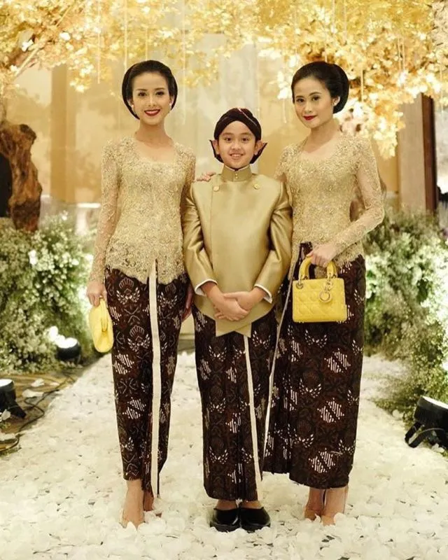 13 Inspirasi Seragaman Keluarga untuk Pernikahan dari Bahan Brokat 15