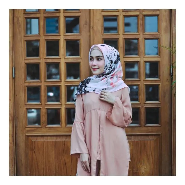 13 Ragam Tampilan Hijab Voal yang Lembut dan Anti Gerah. Simpel Tapi Cantik! 25