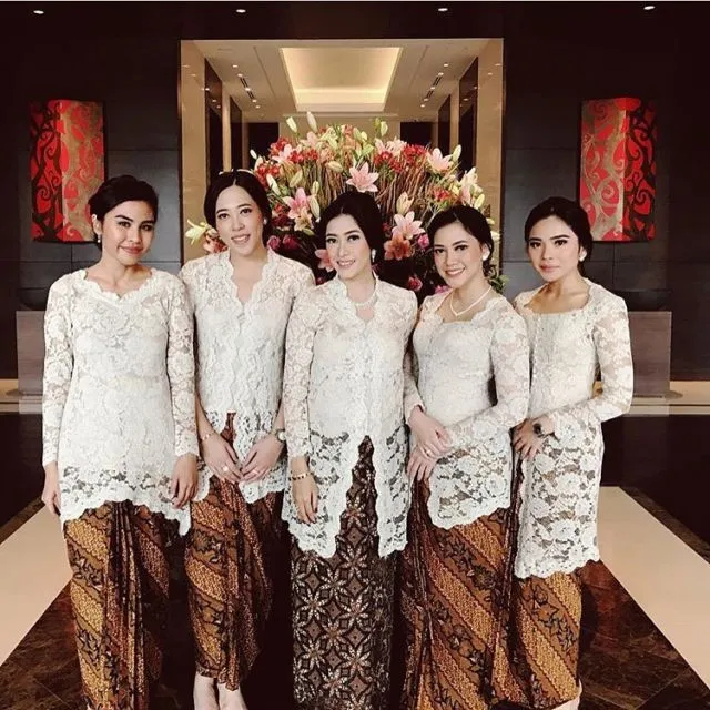 13 Inspirasi Seragaman Keluarga untuk Pernikahan dari Bahan Brokat 14