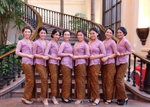 13 Inspirasi Seragaman Keluarga untuk Pernikahan dari Bahan Brokat 22