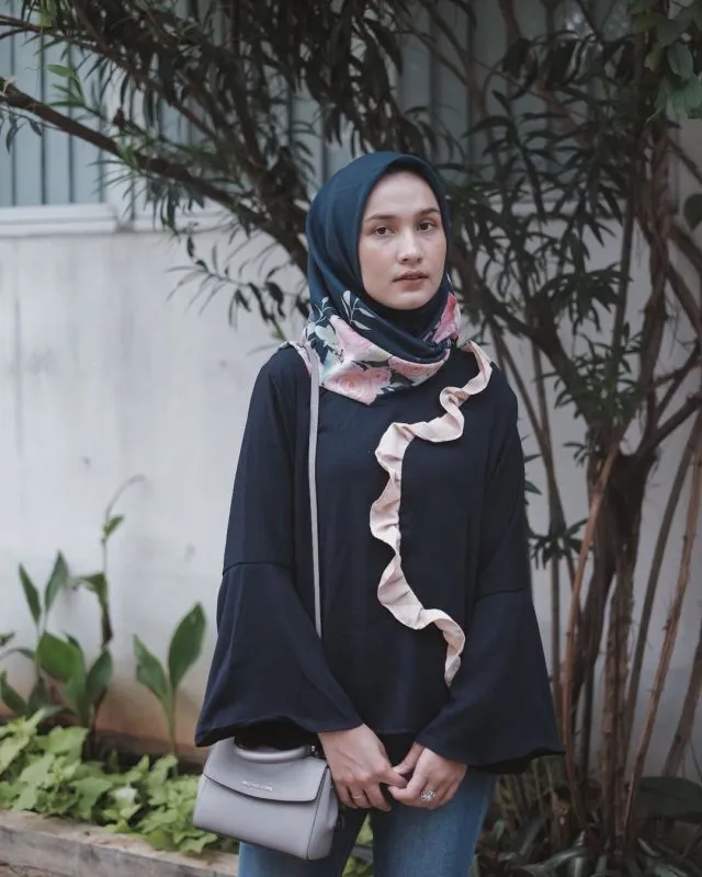 13 Ragam Tampilan Hijab Voal yang Lembut dan Anti Gerah. Simpel Tapi Cantik! 19