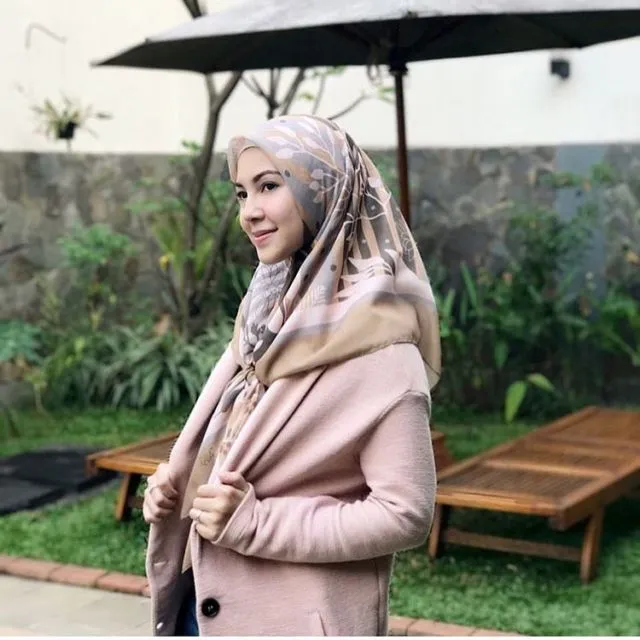 13 Ragam Tampilan Hijab Voal yang Lembut dan Anti Gerah. Simpel Tapi Cantik! 23