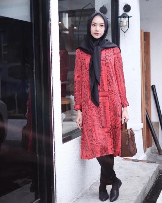 13 Ragam Tampilan Hijab Voal yang Lembut dan Anti Gerah. Simpel Tapi Cantik! 21