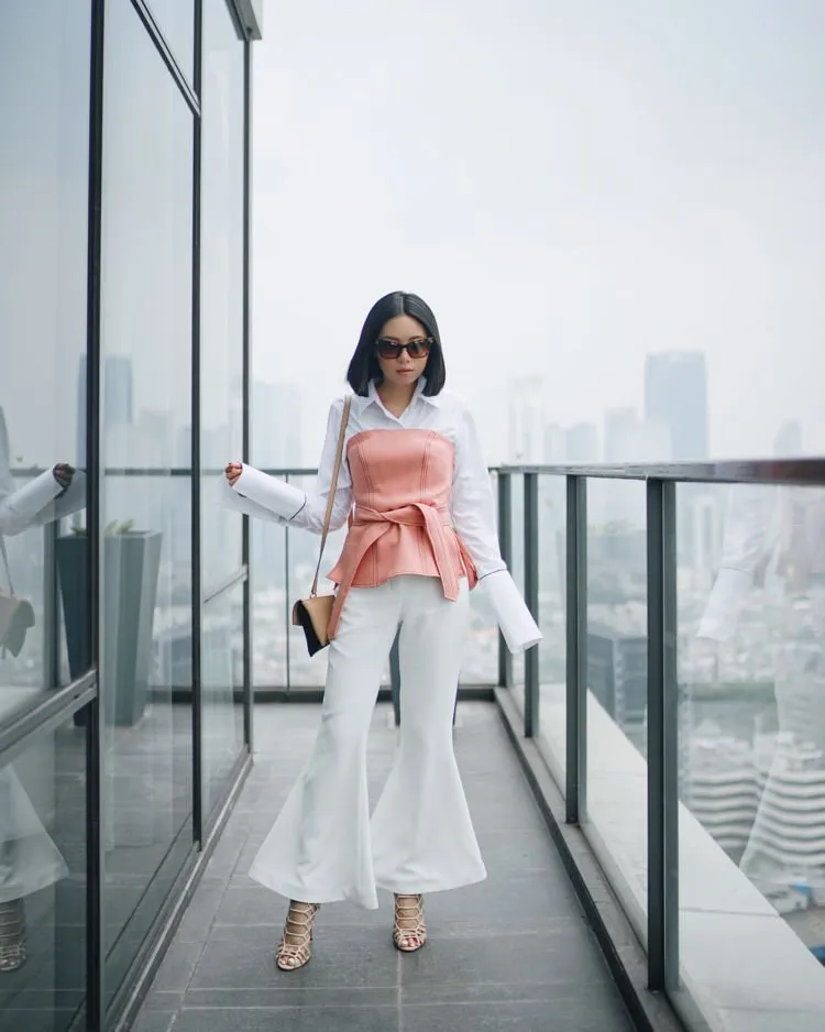 10 Gaya Celana Bahan Ini Bisa Jadi Inspirasimu untuk ke Kantor 19