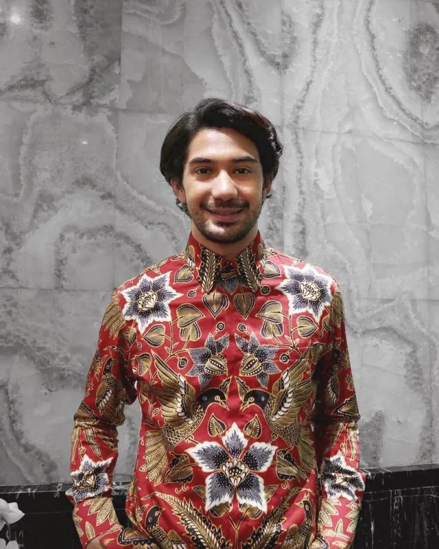 11 Artis yang Ikut Merayakan Hari Batik Nasional, Siapa yang Paling Keren? 14