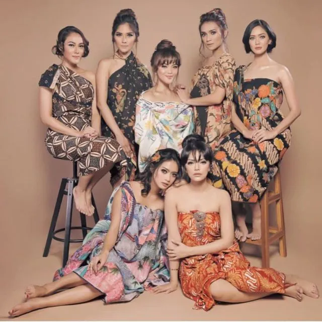 11 Artis yang Ikut Merayakan Hari Batik Nasional, Siapa yang Paling Keren? 15