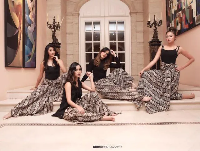 11 Artis yang Ikut Merayakan Hari Batik Nasional, Siapa yang Paling Keren? 18