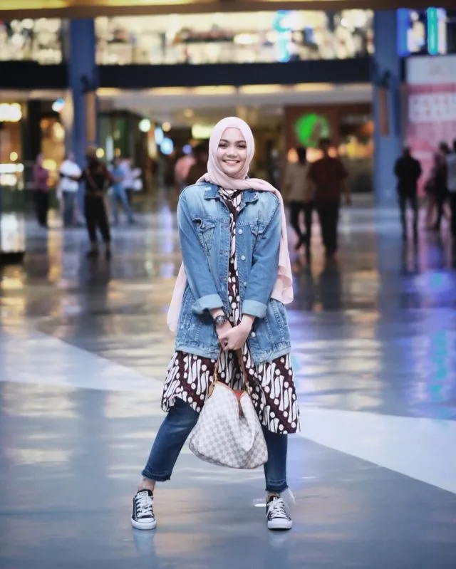 11 Artis yang Ikut Merayakan Hari Batik Nasional, Siapa yang Paling Keren? 20
