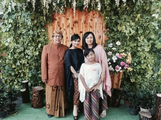 11 Artis yang Ikut Merayakan Hari Batik Nasional, Siapa yang Paling Keren? 21