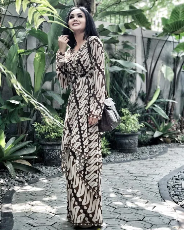 11 Artis yang Ikut Merayakan Hari Batik Nasional, Siapa yang Paling Keren? 16