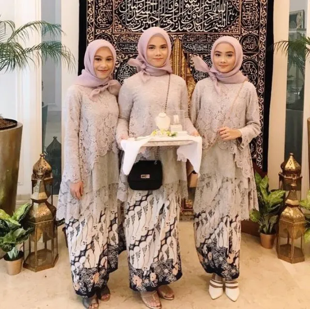 13 Inspirasi Seragaman Keluarga untuk Pernikahan dari Bahan Brokat 23