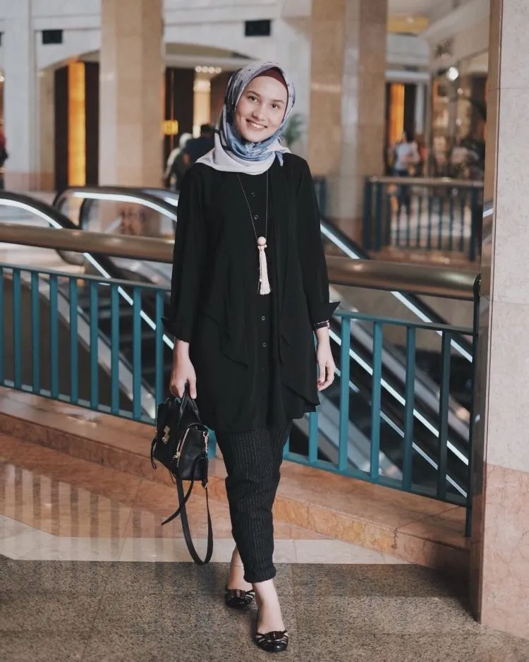 10 Gaya Celana Bahan Ini Bisa Jadi Inspirasimu untuk ke Kantor 20