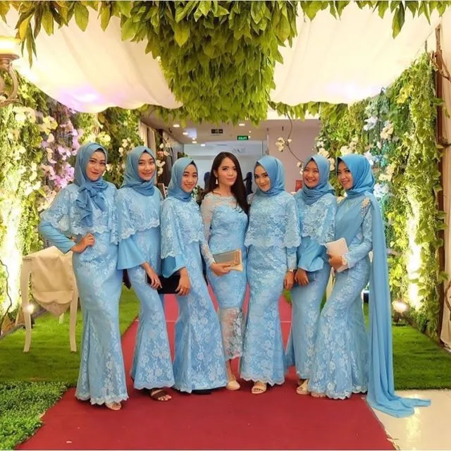 13 Inspirasi Seragaman Keluarga untuk Pernikahan dari Bahan Brokat 25