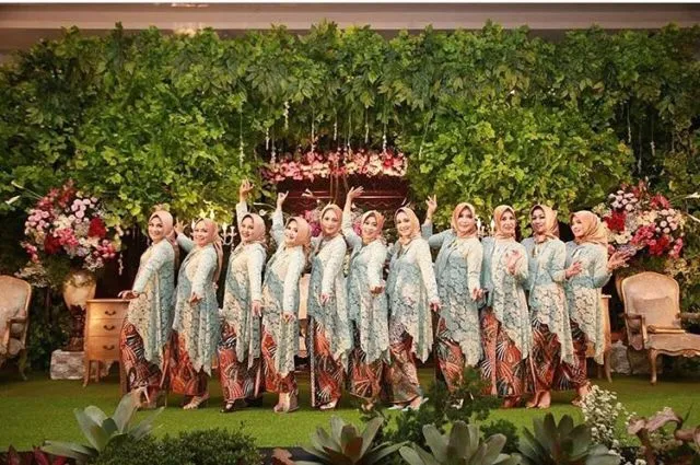 13 Inspirasi Seragaman Keluarga untuk Pernikahan dari Bahan Brokat 24