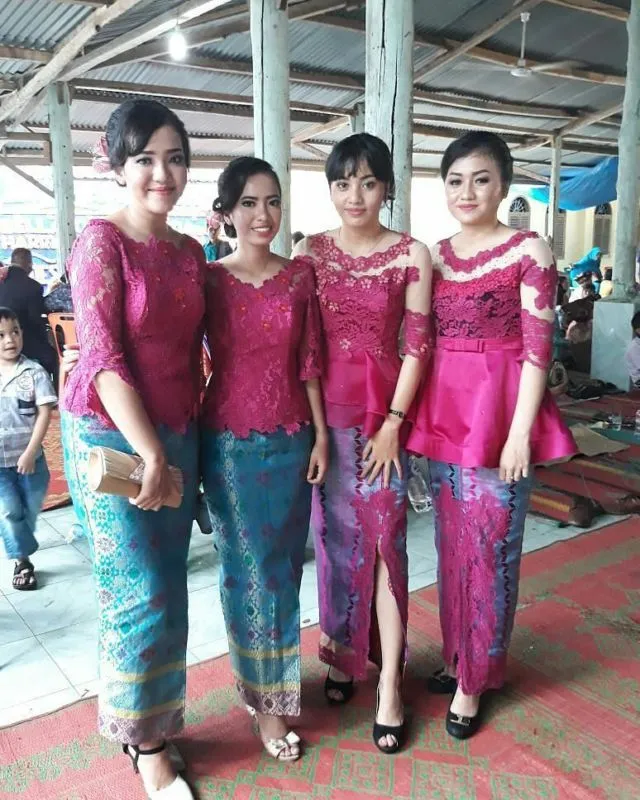 13 Inspirasi Seragaman Keluarga untuk Pernikahan dari Bahan Brokat 21