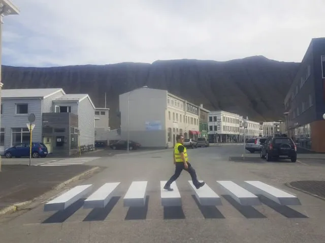 Unik, Ada Zebra Cross 3 Dimensi. Bikin Mobil pun Makin Hati-Hati! 10
