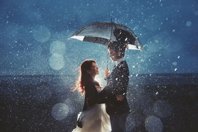 18 Inspirasi Foto Prewedding Romatis Saat Hujan. Basah? Bukan Masalah! 29