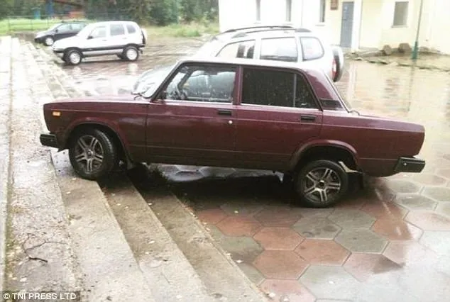15 Foto Mobil yang Diparkir Sembarangan Ini Kocak Abis. Jangan Ditiru ya! 19