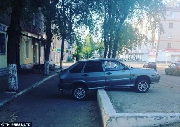 15 Foto Mobil yang Diparkir Sembarangan Ini Kocak Abis. Jangan Ditiru ya! 20