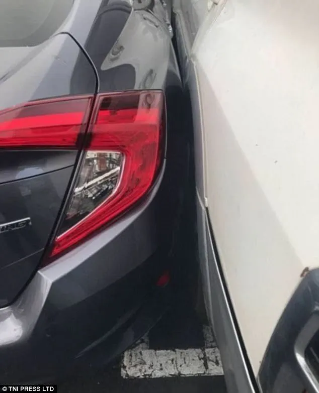 15 Foto Mobil yang Diparkir Sembarangan Ini Kocak Abis. Jangan Ditiru ya! 22