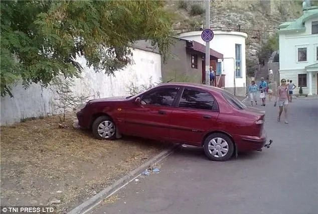 15 Foto Mobil yang Diparkir Sembarangan Ini Kocak Abis. Jangan Ditiru ya! 27