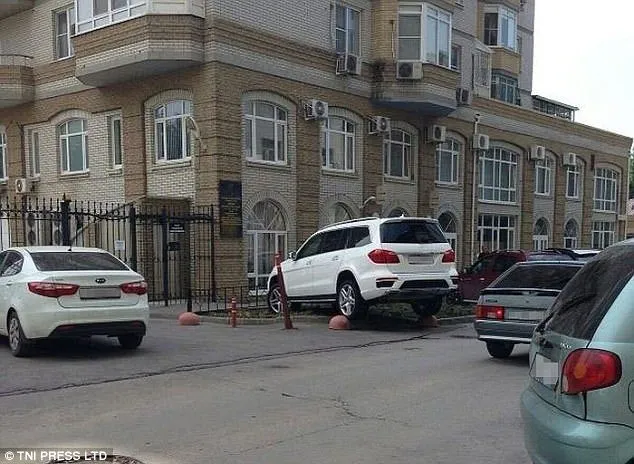 15 Foto Mobil yang Diparkir Sembarangan Ini Kocak Abis. Jangan Ditiru ya! 21
