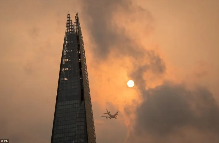 Bikin Panik, Langit Kota London Tiba-tiba Berubah Jadi Oranye 16