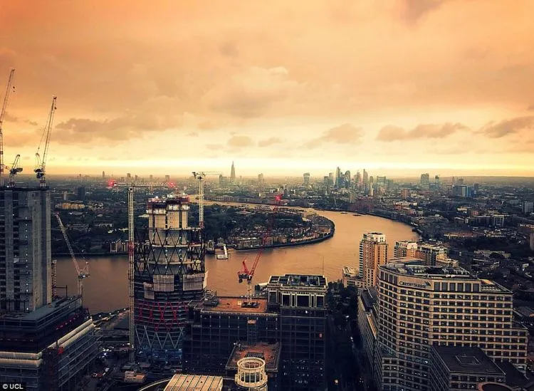 Bikin Panik, Langit Kota London Tiba-tiba Berubah Jadi Oranye 15