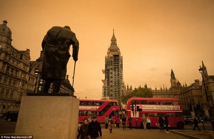 Bikin Panik, Langit Kota London Tiba-tiba Berubah Jadi Oranye 14