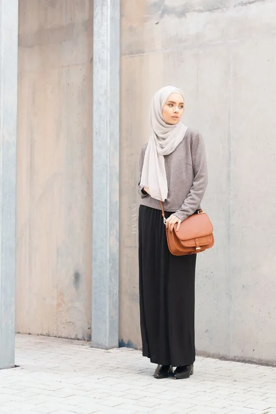 10 Padu-padan Celana Longgar Buat yang Berhijab. Sisihkan Dulu Baju Ketat-ketat 14