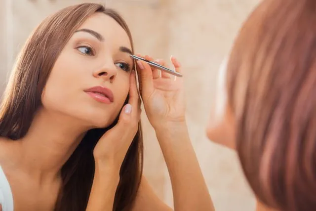 5 Kesalahan dalam Membentuk Alis. Berita Buruk Untukmu yang Terlalu Sering Mencukurnya 9